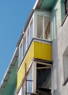 Рама с крышей на балконе